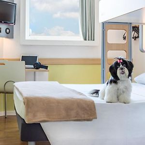 Room One Queen Bed One Bunk Bed